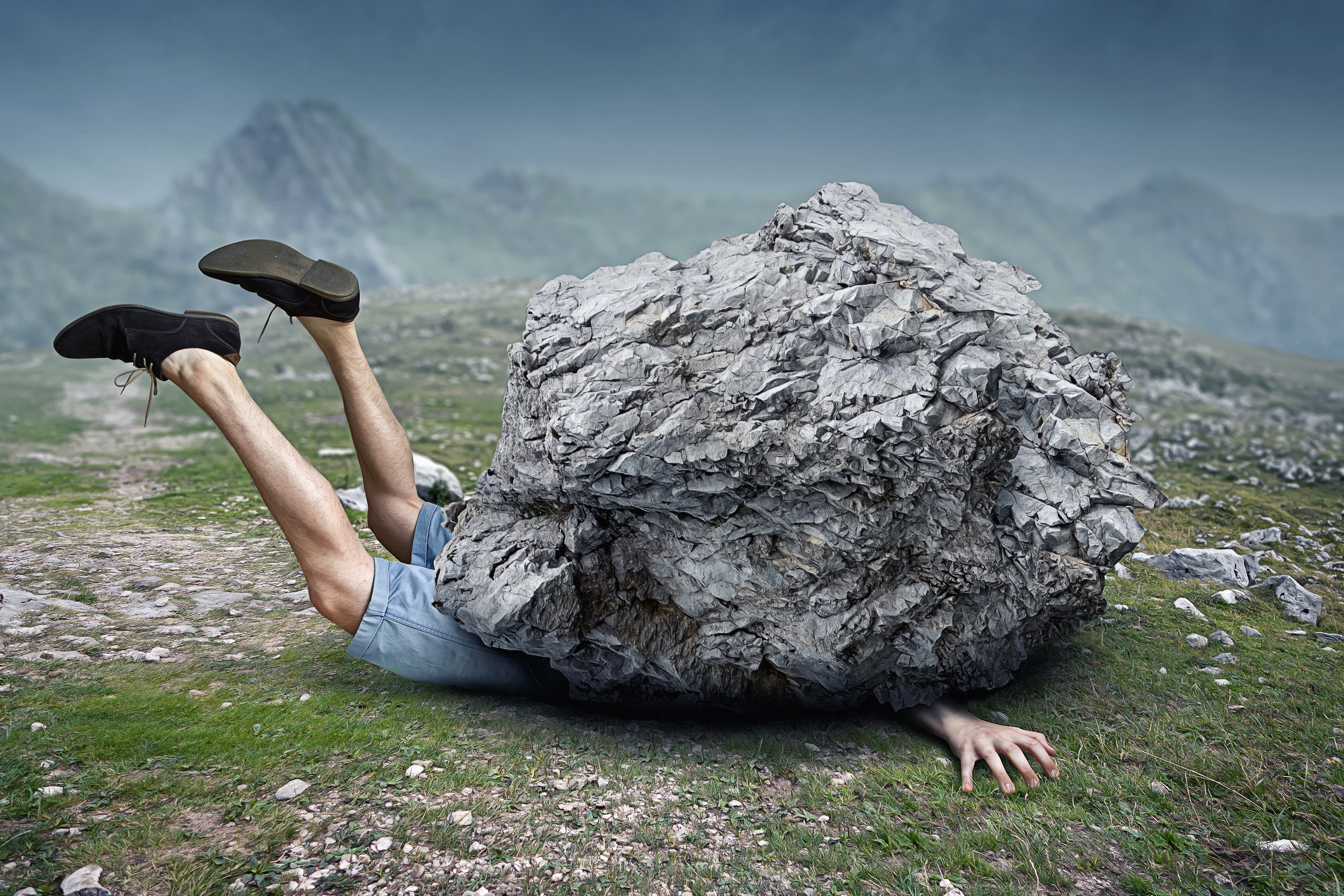 Человек держит тяжелый груз. Человкекс камнем. Падающие камни. Человек под камнем. Человек лежит на Камне.